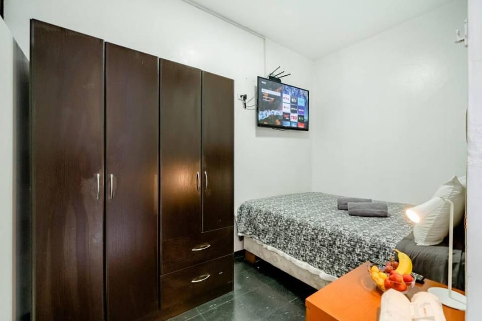 Bed, TV and multimedia, Photo of the whole room, wardrobe