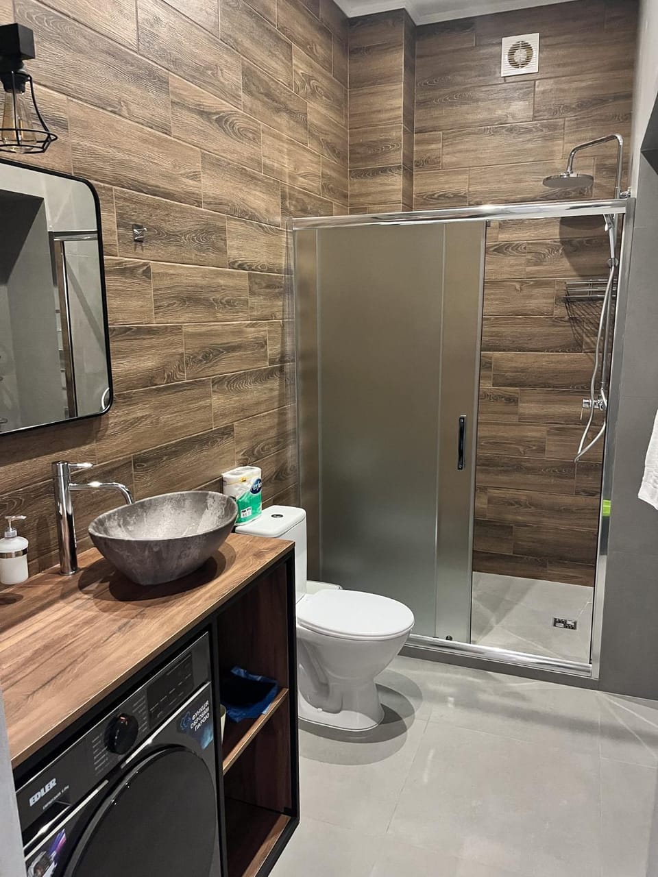 Shower, Toilet