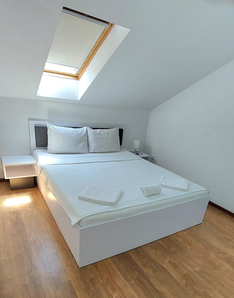 Bed, Bedroom, towels