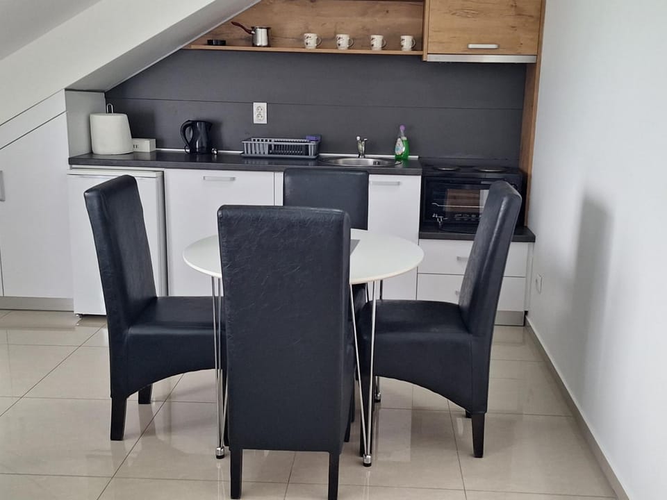 Kitchen or kitchenette, Living room, Seating area, Dining area