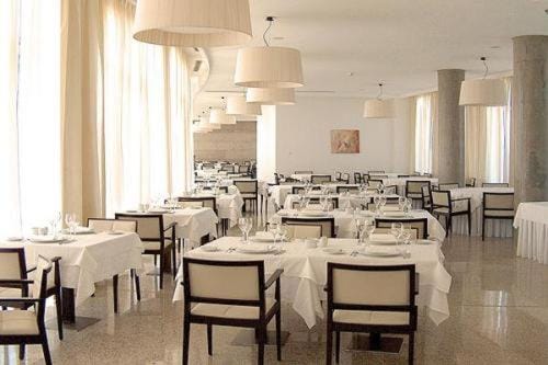Restaurant/places to eat, Banquet/Function facilities, Breakfast
