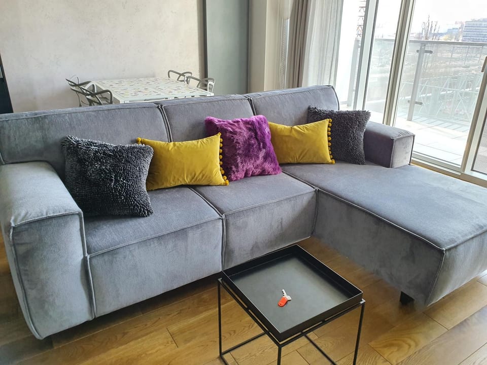 Bed, Living room, Photo of the whole room, Seating area
