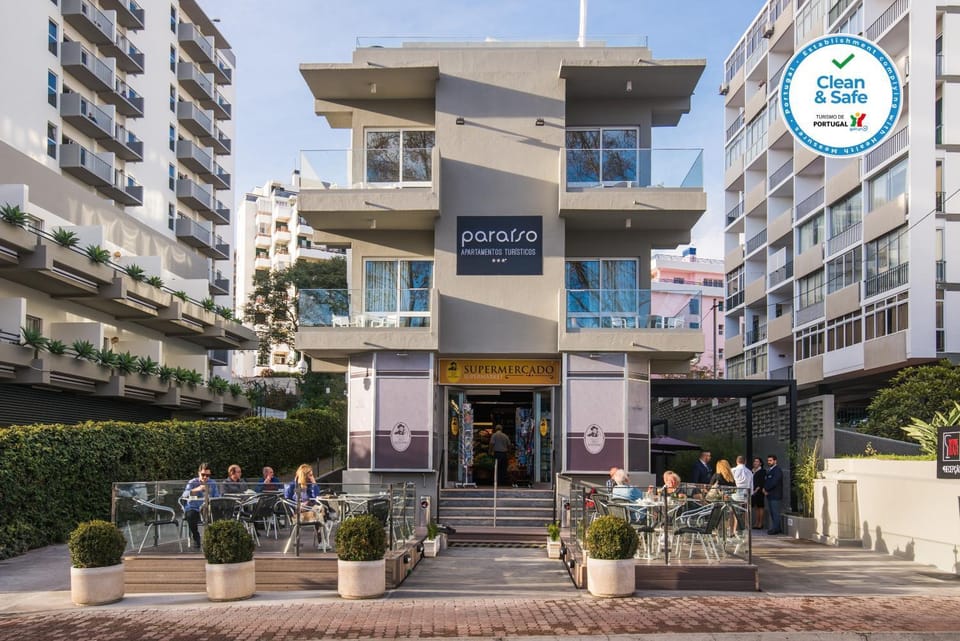 Property building, Facade/entrance, Day, People, Logo/Certificate/Sign, Location, group of guests