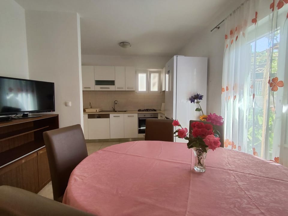 Kitchen or kitchenette, Living room