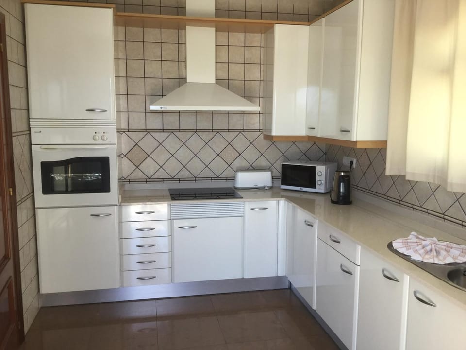 Coffee/tea facilities, Kitchen or kitchenette, dishwasher, stove, toaster, washing machine