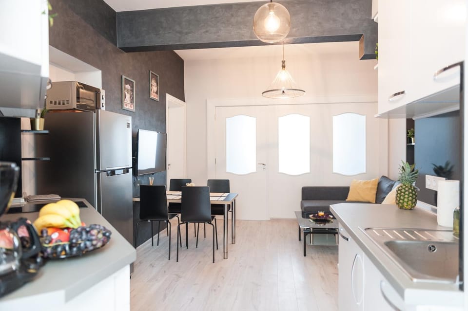 Kitchen or kitchenette, Dining area
