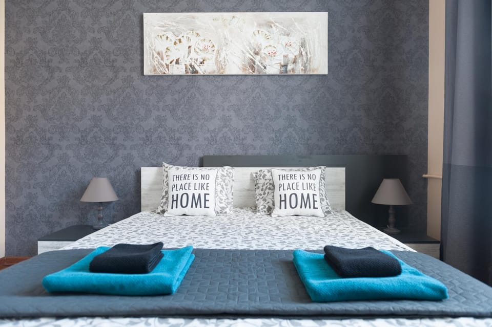 Bed, Photo of the whole room, Bedroom, towels