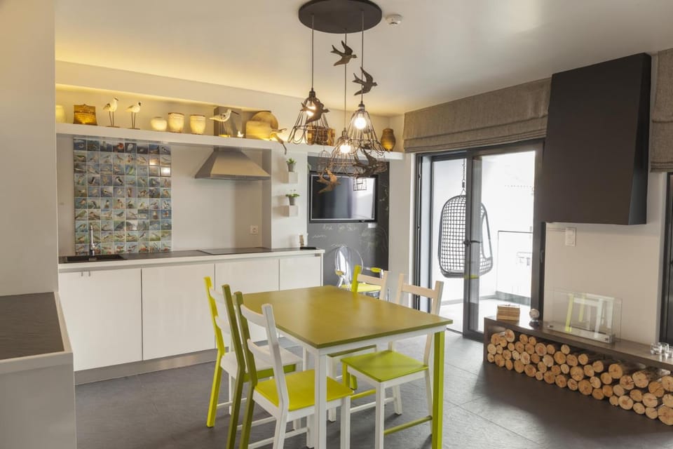 Kitchen or kitchenette, Dining area