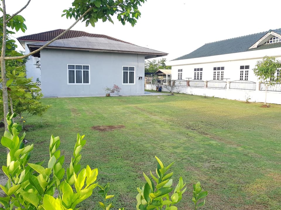 Property building, Off site, Day, Garden, Garden view
