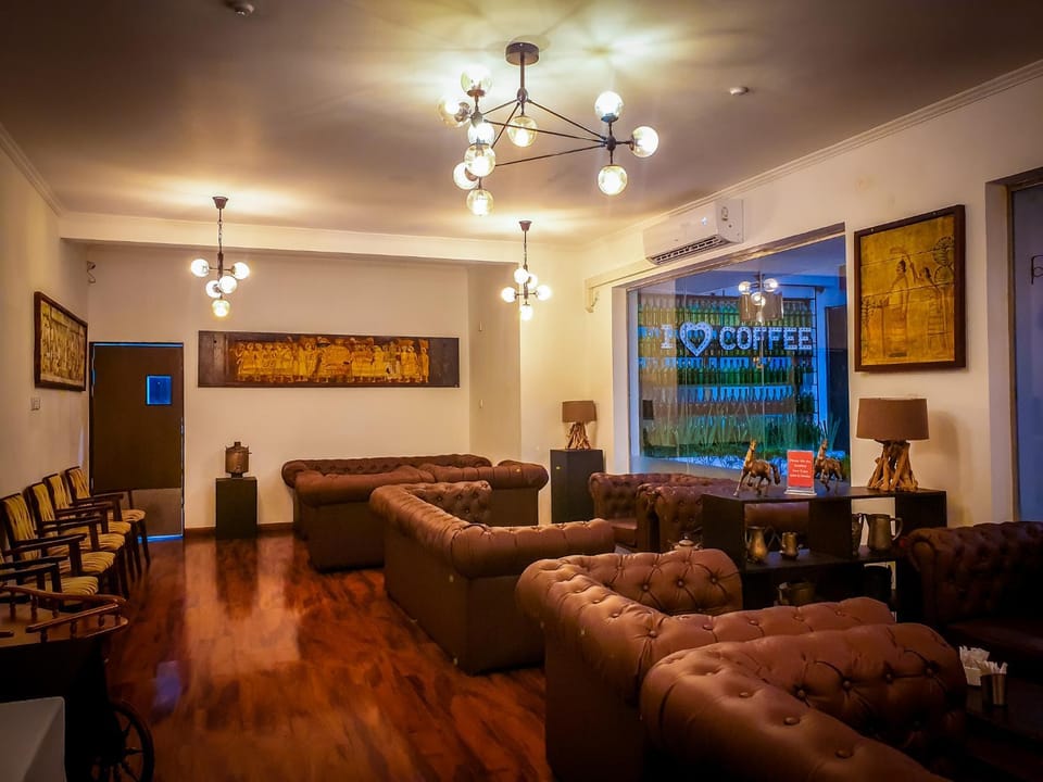 Restaurant/places to eat, Coffee/tea facilities, Lounge or bar, Seating area, Area and facilities