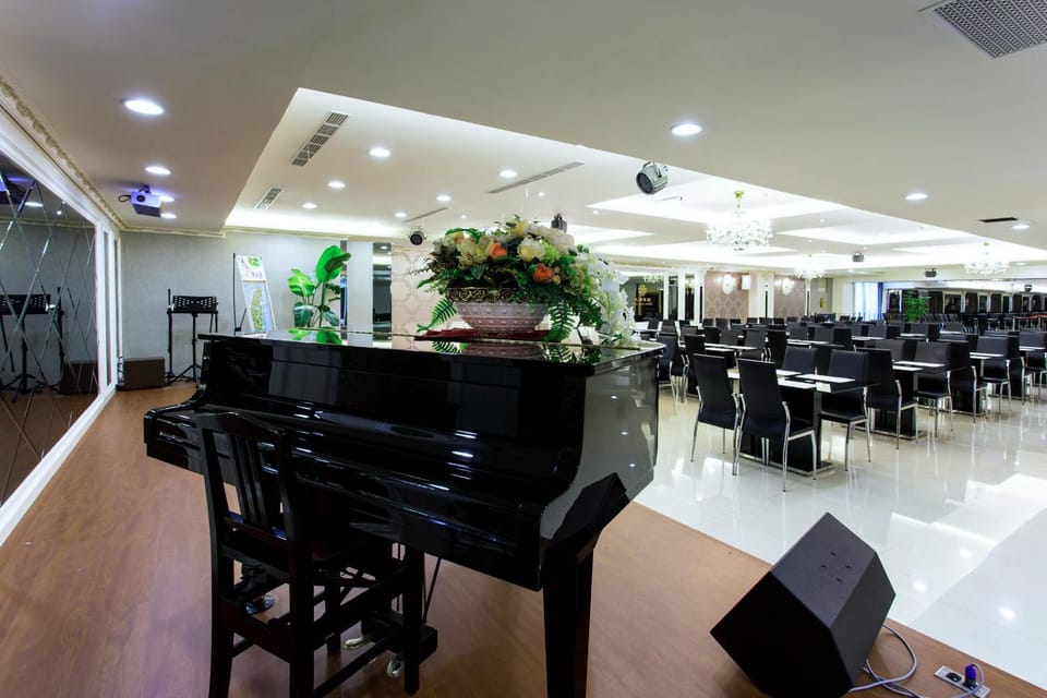 Restaurant/places to eat, Area and facilities