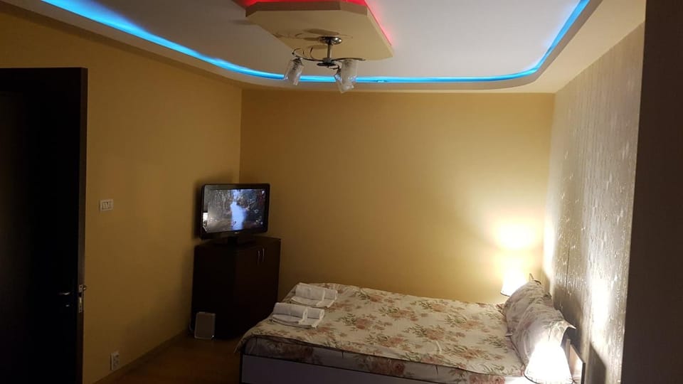 Communal lounge/ TV room, Bed, TV and multimedia, Photo of the whole room, Bedroom