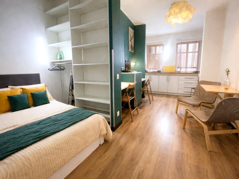 Bed, Photo of the whole room, Seating area, Dining area, Bedroom