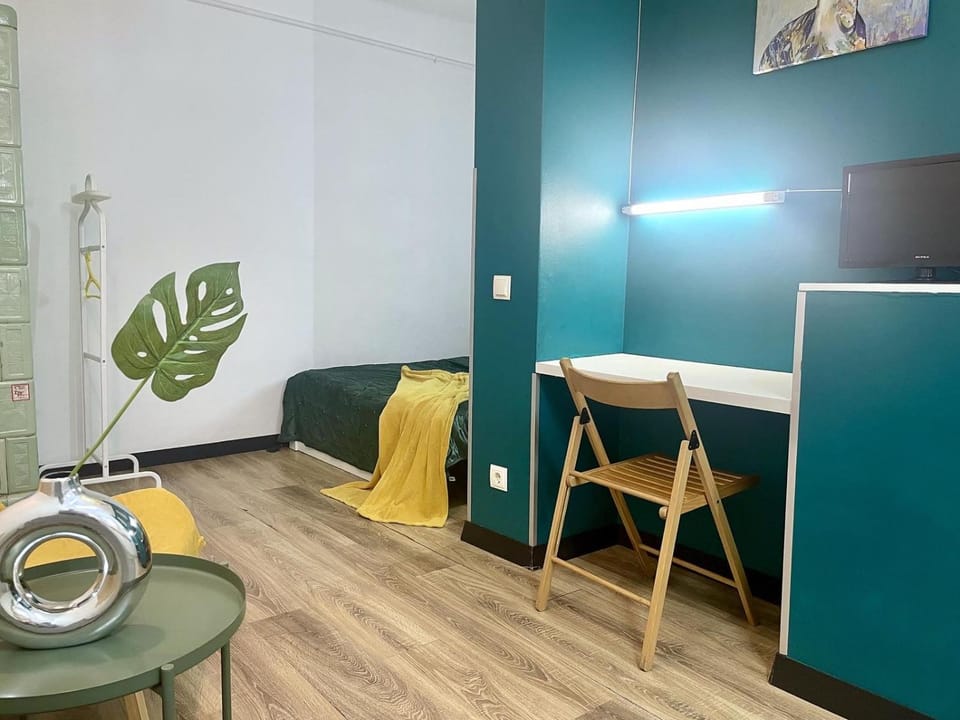 Photo of the whole room, Seating area