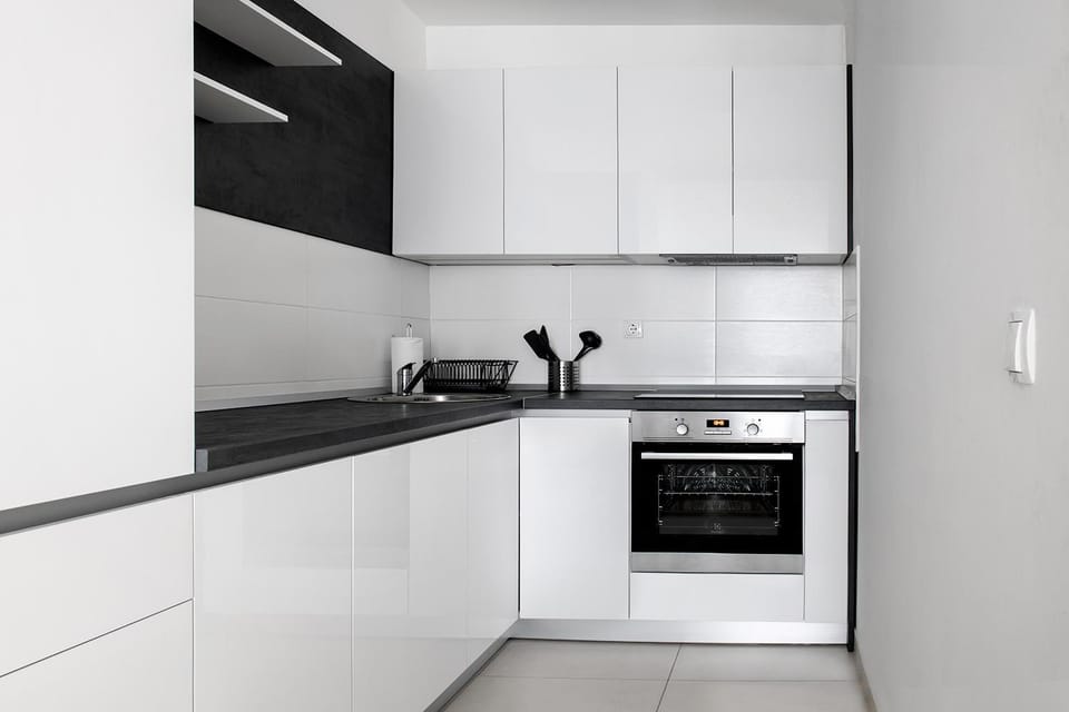 Kitchen or kitchenette, minibar, oven, stove