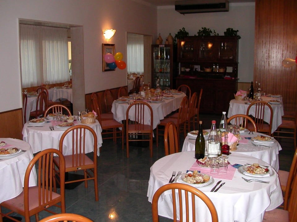 Restaurant/places to eat, Restaurant/places to eat