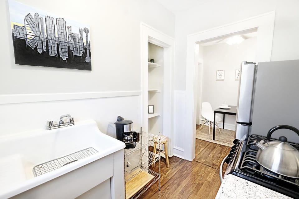 Global Cup The 1920s Mainstay Studio Flat on Lower Greenville Apartment in Dallas