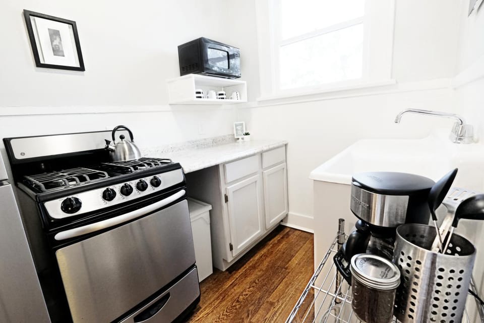 Global Cup The 1920s Mainstay Studio Flat on Lower Greenville Apartment in Dallas