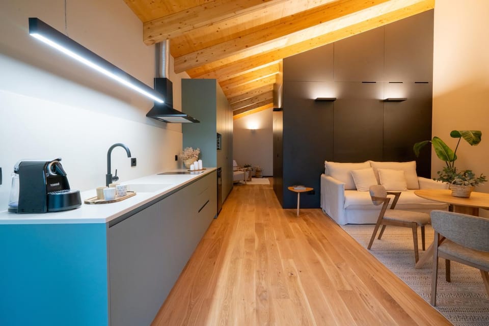 Coffee/tea facilities, Kitchen or kitchenette, Living room, Seating area, Dining area