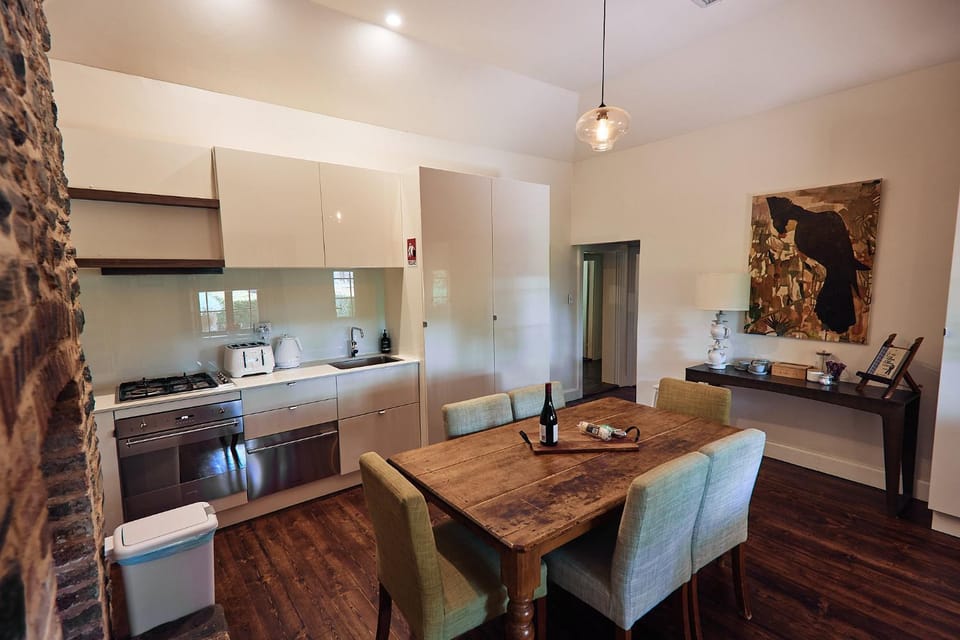 Kitchen or kitchenette, Dining area, dishwasher, minibar, pet friendly, stove