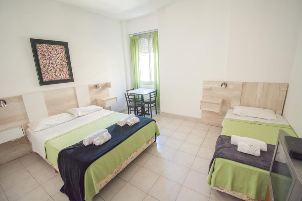 Bed, Photo of the whole room, Dining area, Bedroom, towels