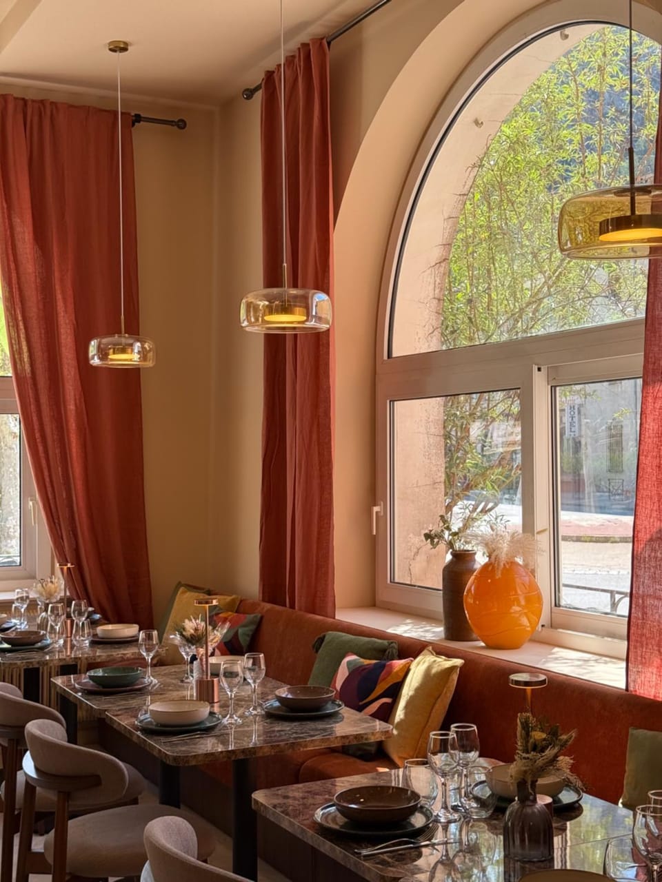 Restaurant/places to eat, Banquet/Function facilities, Breakfast