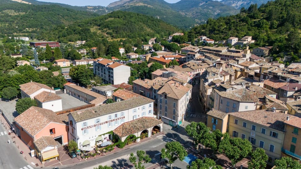 Property building, Nearby landmark, Day, Neighbourhood, Natural landscape, Bird's eye view, City view, Mountain view, Street view, Location
