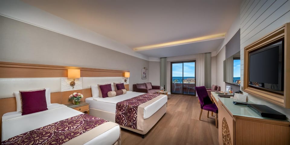 Bed, TV and multimedia, Photo of the whole room, Seating area, Bedroom