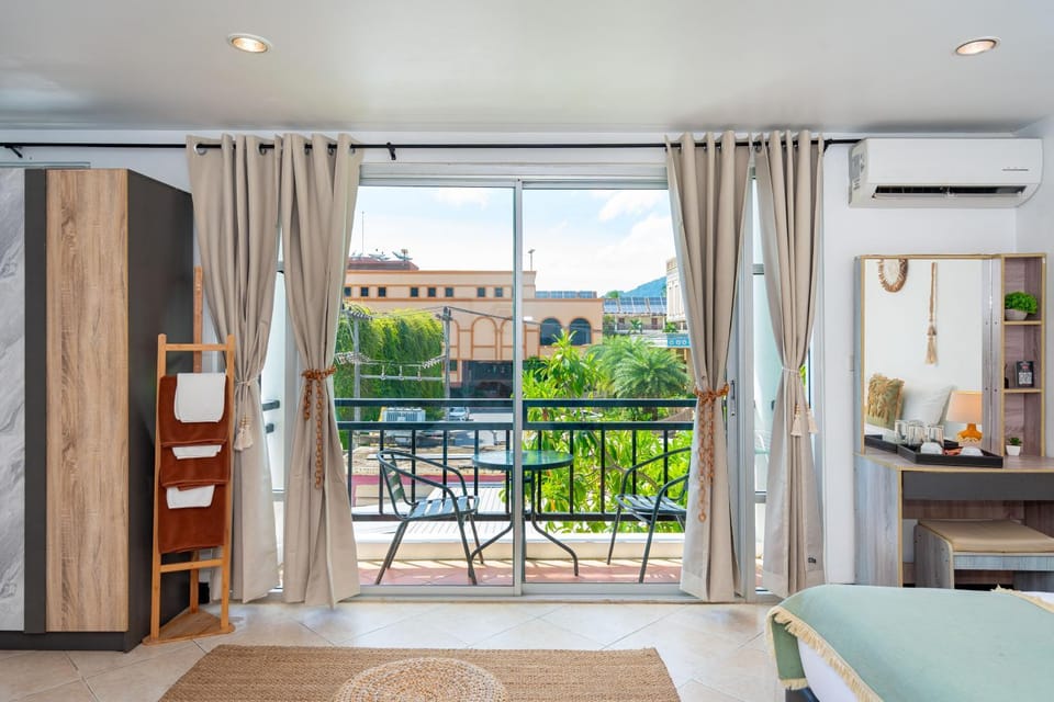 Bed, View (from property/room), Balcony/Terrace, Seating area, Bedroom, pet friendly, towels, air conditioner