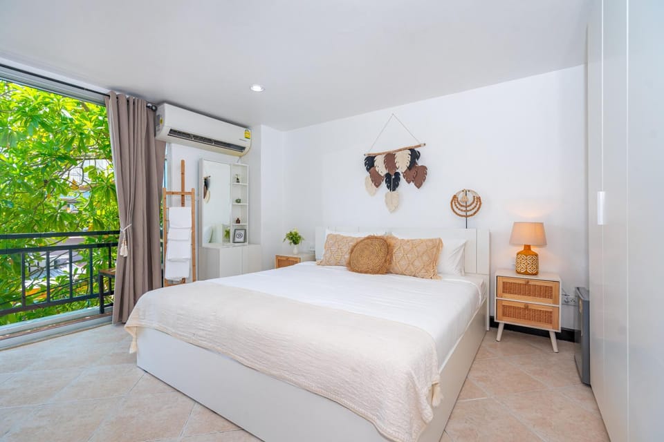 Bed, Coffee/tea facilities, View (from property/room), Bedroom, pet friendly, towels, wardrobe, air conditioner