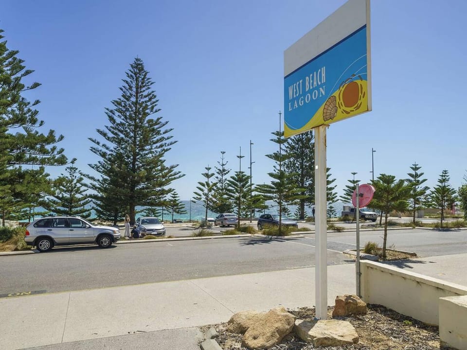 Street view, Location, Parking