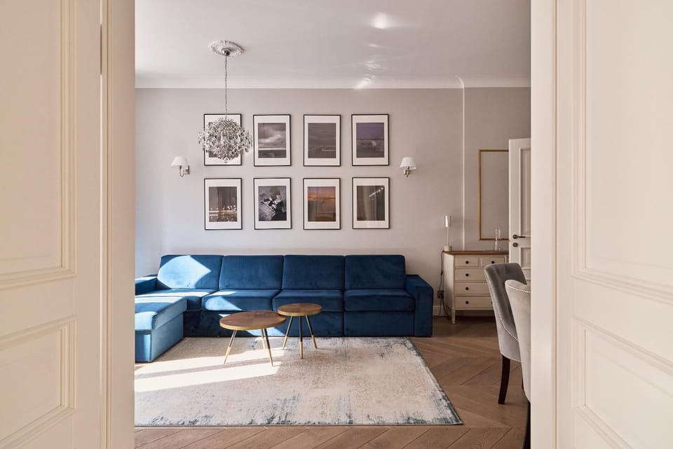 Bed, Living room, Photo of the whole room, Seating area, Dining area