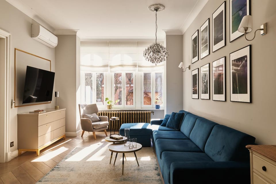 TV and multimedia, Living room, Seating area, Evening entertainment