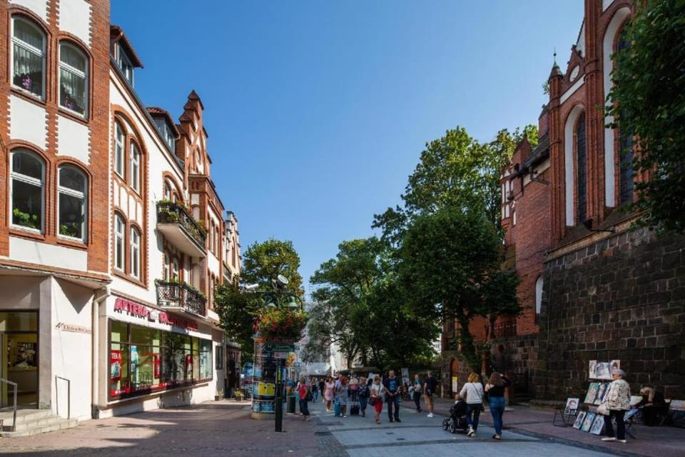 Property building, Day, People, Neighbourhood, City view, Street view, Location