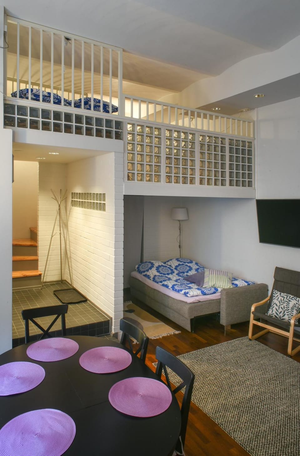 Bed, TV and multimedia, Living room, Photo of the whole room, Seating area, Bedroom
