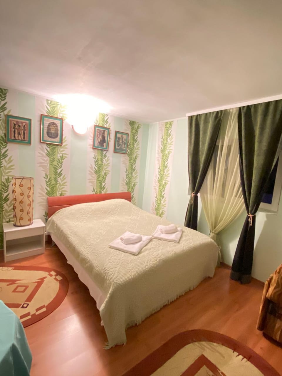 Bed, TV and multimedia, Photo of the whole room, Bedroom