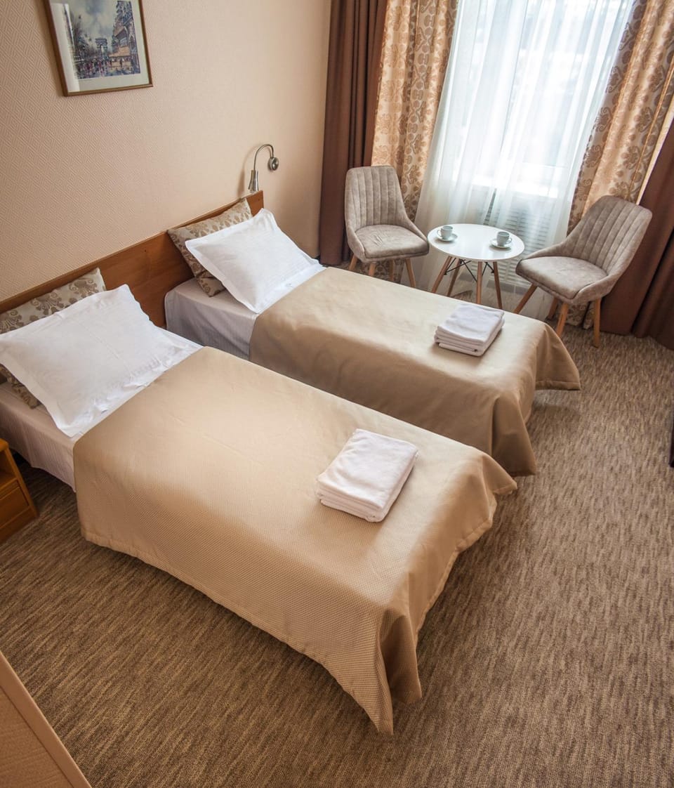 Bed, Day, Photo of the whole room, Decorative detail, Seating area