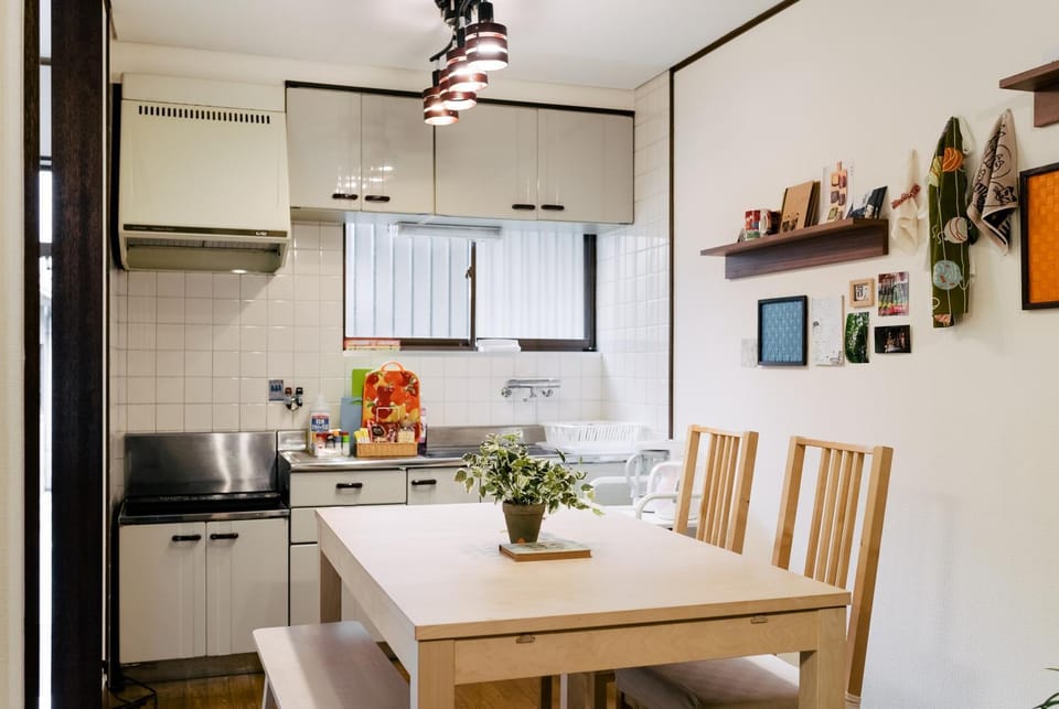 People, Coffee/tea facilities, Kitchen or kitchenette, Living room, Decorative detail, Dining area, Guests, children, young children, older children, group of guests, Family, Quiet street view