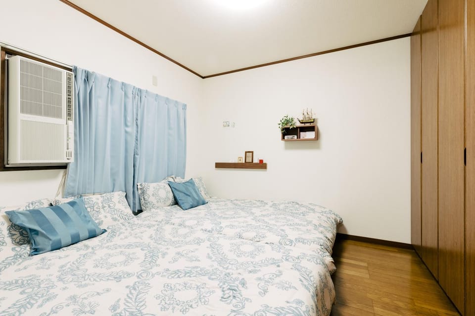 Bed, People, Bedroom, Guests, children, young children, older children, group of guests, Family