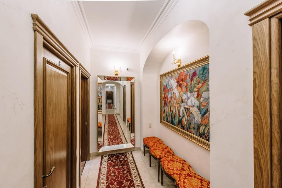 Decorative detail, Seating area, Guests