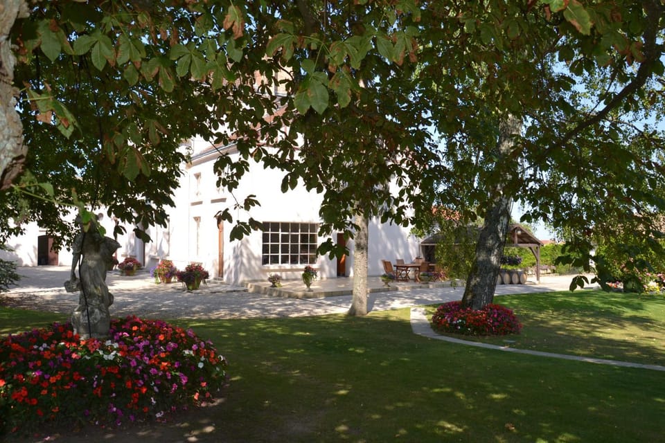 Facade/entrance, Day, Garden