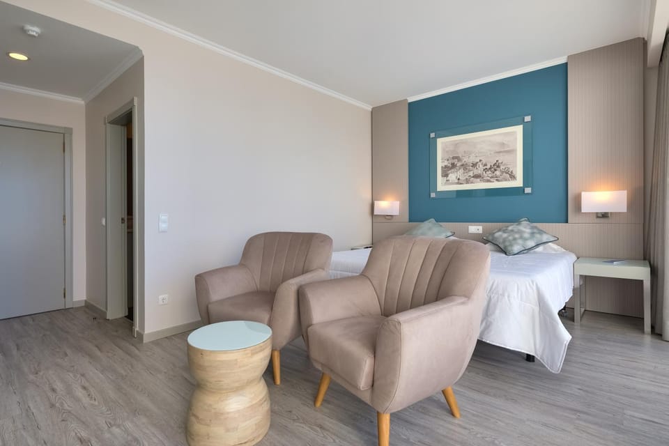 Bed, Living room, Other, Photo of the whole room, Decorative detail, Seating area