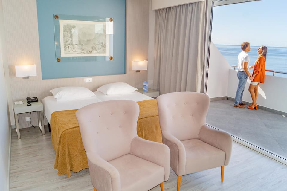 Photo of the whole room, Sea view