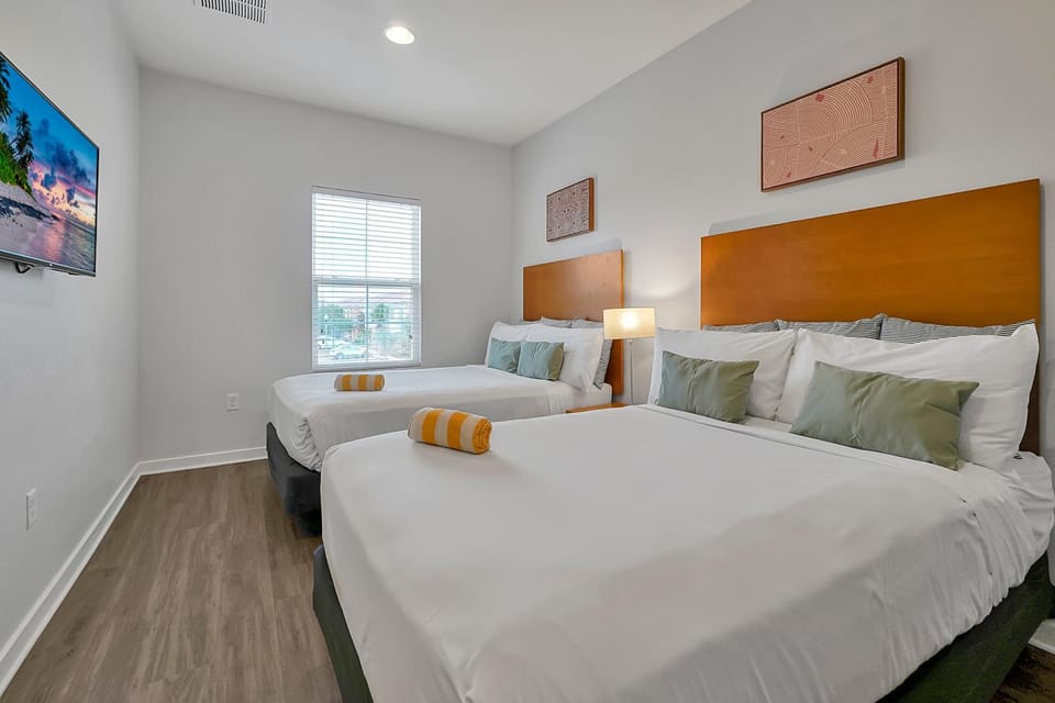 Restaurant/places to eat, Bed, Photo of the whole room, Bedroom, Swimming pool, towels