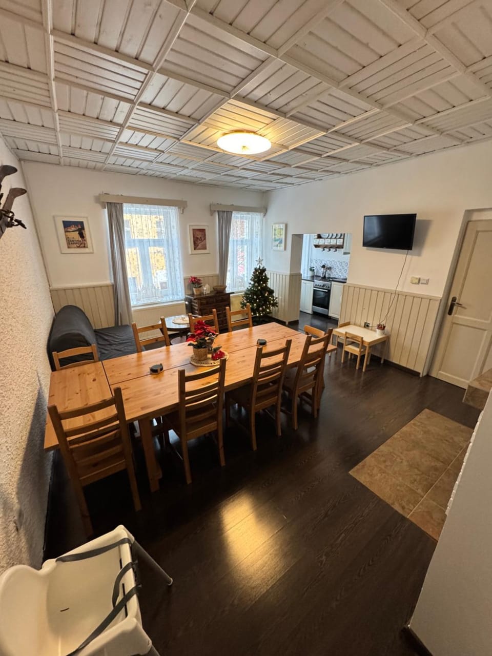 Communal lounge/ TV room, Kitchen or kitchenette, Living room, Seating area, Dining area, Evening entertainment