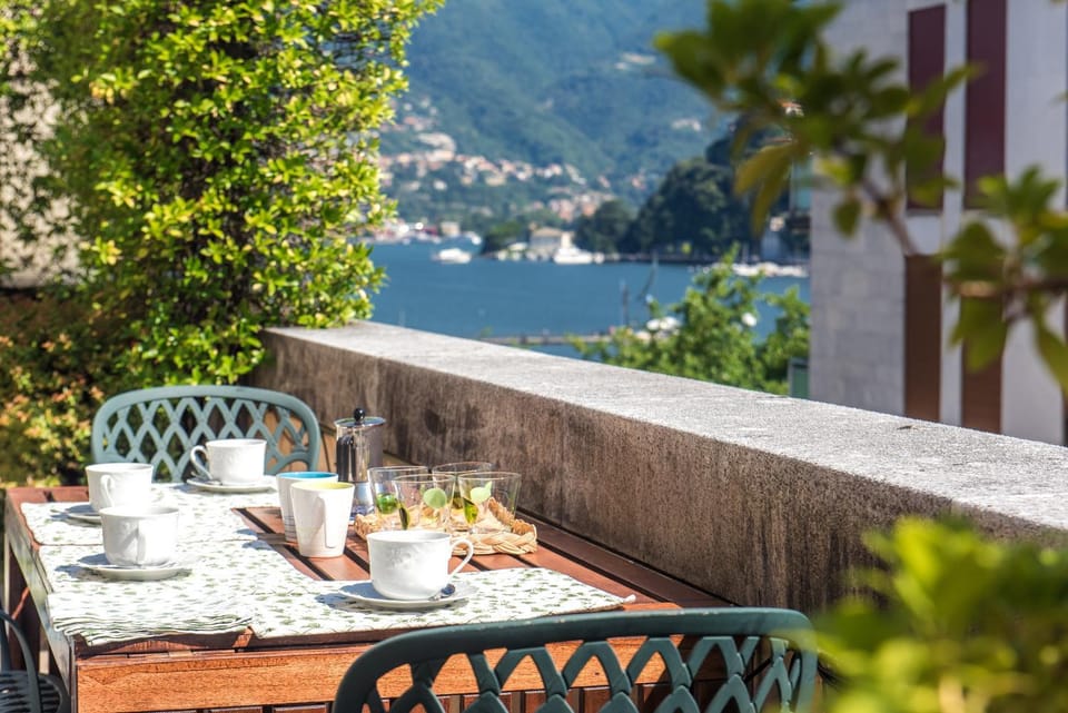 Balcony/Terrace, Dining area, City view, Lake view, Landmark view, Mountain view, Quiet street view