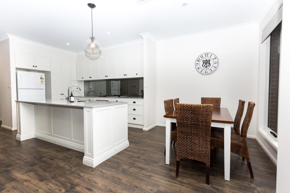 Coffee/tea facilities, Kitchen or kitchenette, Other, Photo of the whole room, Decorative detail, Dining area, oven, stove