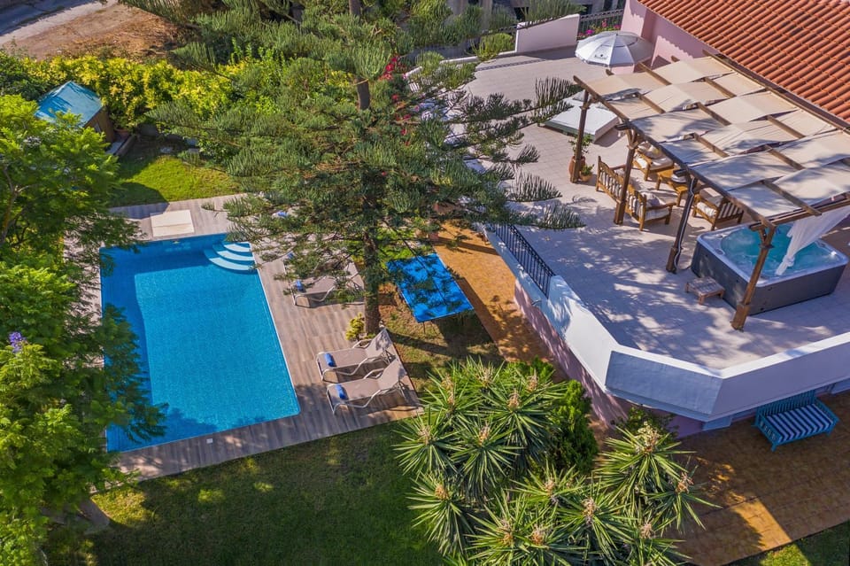 Bird's eye view, Pool view