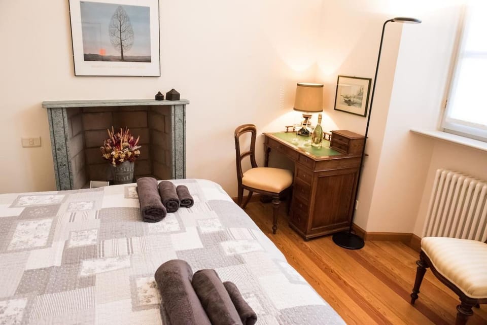 Bed, Seating area