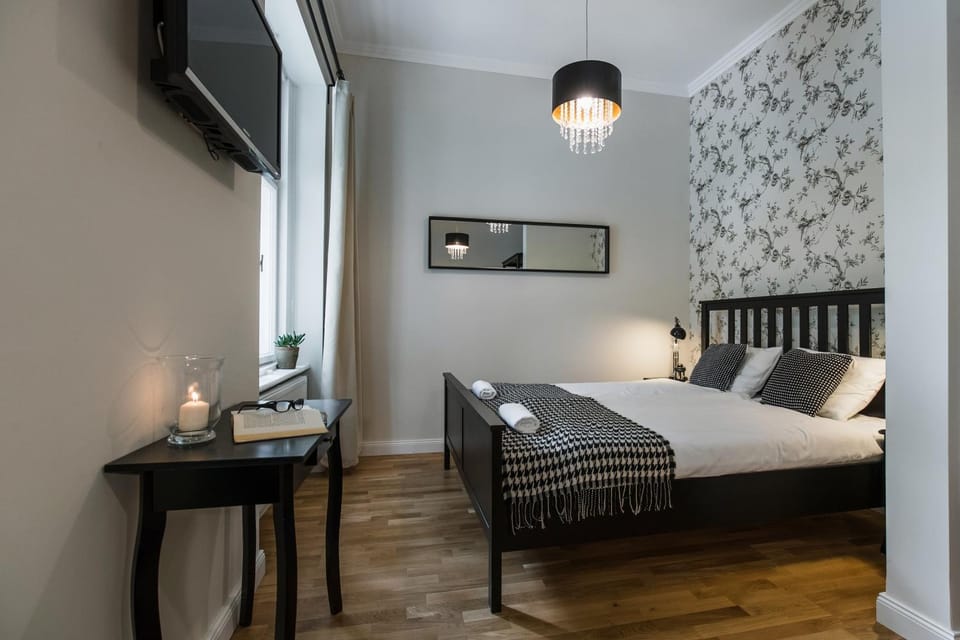 Shower, Bed, TV and multimedia, Bedroom, Landmark view, hair dresser, heating, wardrobe, air conditioner